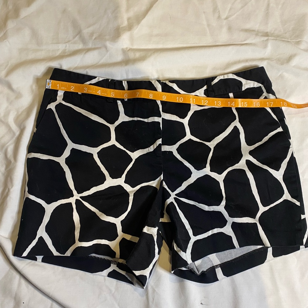 Michael Kors Womens Black White animal print shorts sz 10